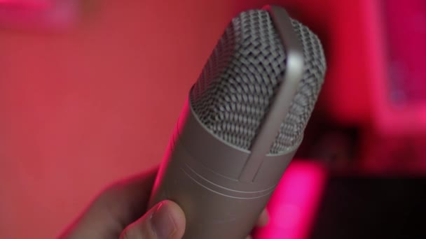 Счастливый блогер подросток выступая в микрофоне на домашней записи аудио улыбается наслаждаясь деятельности — стоковое видео