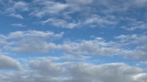 Tempo-lapso de nuvens de luz no céu — Vídeo de Stock