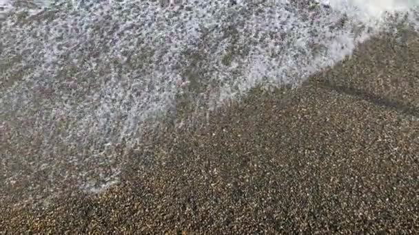 Eine Nahaufnahme eines Felsens mit stürmischen Wellen — Stockvideo