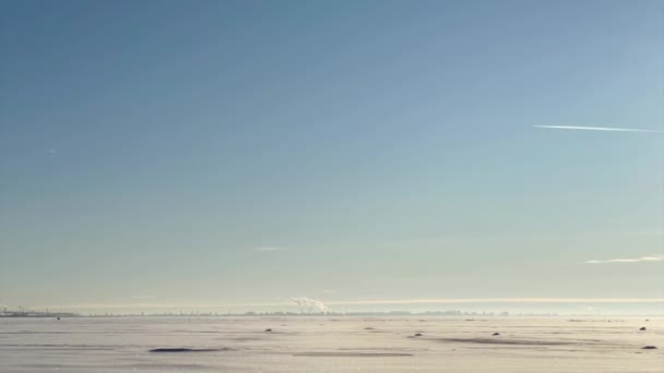 Frusen strand med klar himmel och bil i rörelse — Stockvideo