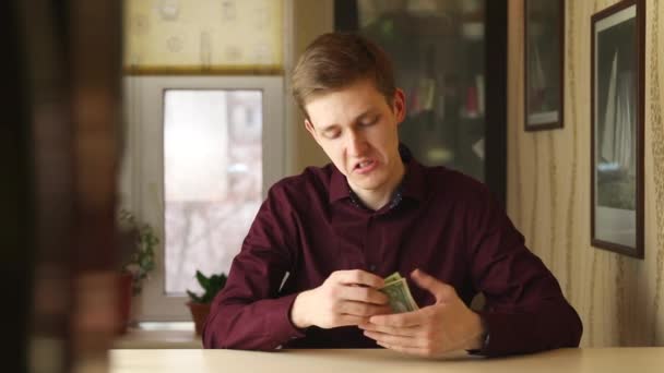 Mutlu genç büro çalışanı dolar sayıyor — Stok video