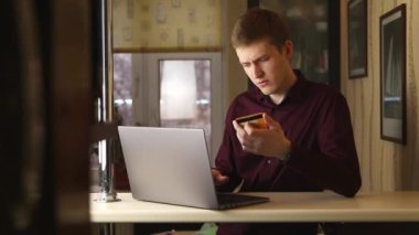 Evdeki İş Adamları İçin Bilgisayarda Çevrimiçi Ödeme Başarı