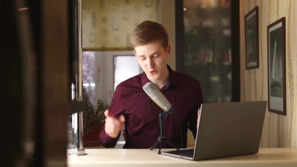 Heureux blogueur adolescent parlant au microphone à la maison enregistrement audio souriant profiter de l'activité. Culture et mode de vie des jeunes. — Video