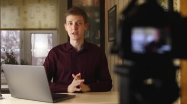 Ünlü genç nüfuzlu biri kamerayla konuşurken heyecanlanıyor. Takipçiler için yeni bölüm kaydediliyor. Yaratıcı içerik oluşturucu.