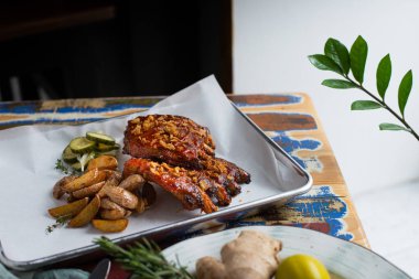 Patatesli pirzola ve salatalık turşusu.