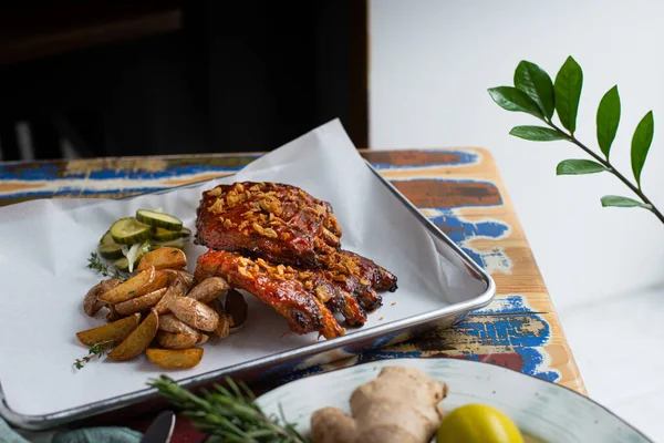 Patatesli pirzola ve salatalık turşusu.