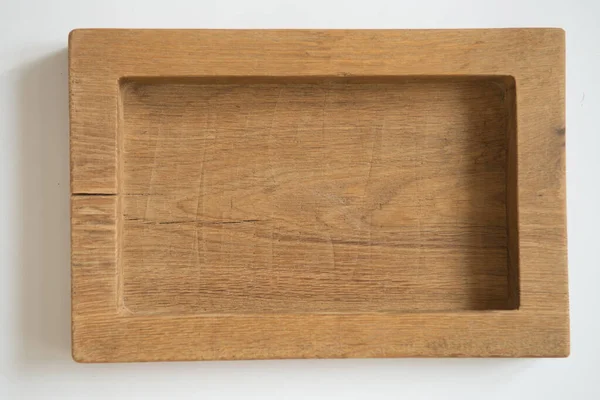 Gri arkaplanda el yapımı kare ahşap plaka