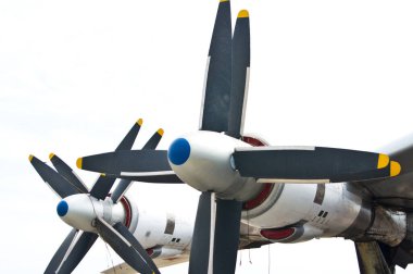 Pervaneli uçak motorları yakından görülüyor. Uçak pervaneleri