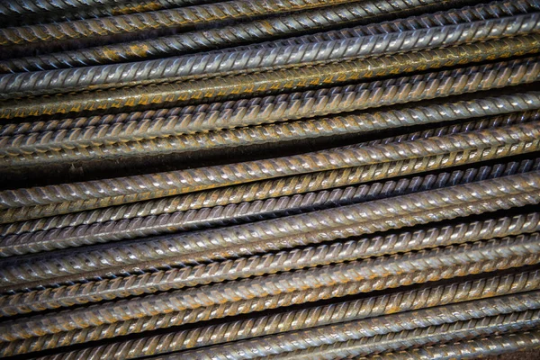 Demir demirin demirleri yüzeyde duruyor.