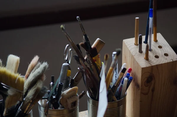 Fırçalar, kalemler ve diğer çizim araçları üç kavanozda toplanır
