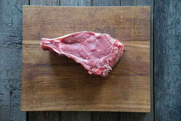 Kesme tahtasındaki taze et..