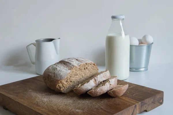 Ev yapımı ürünler. Taze ekmek, inek sütü ve tavuk yumurtası..