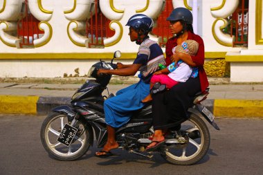 Mandalay, Myanmar - 21 Nisan 2016: Scooter Mandalay, Myanmar üzerinde üç kişi
