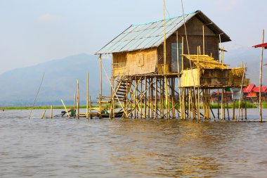 Inle Gölü, Myanmar Stilts geleneksel ev