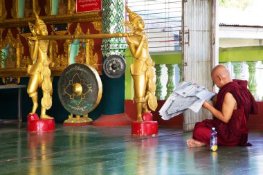Budist rahip gazete okuma