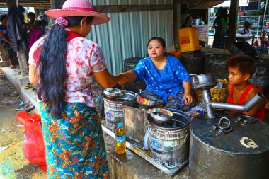Satıcı açık pazarda, Myanmar petrol pişirme