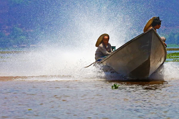 Barca e spruzzi sul lago Inle, Myanmar — Foto Stock