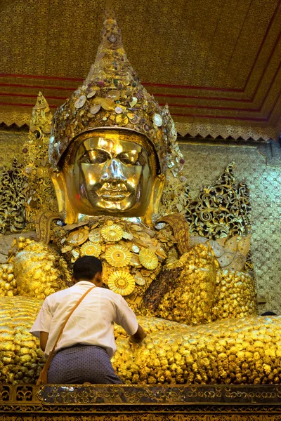 Statue en or de Bouddha dans le temple Mahamuni, Myanmar — Photo