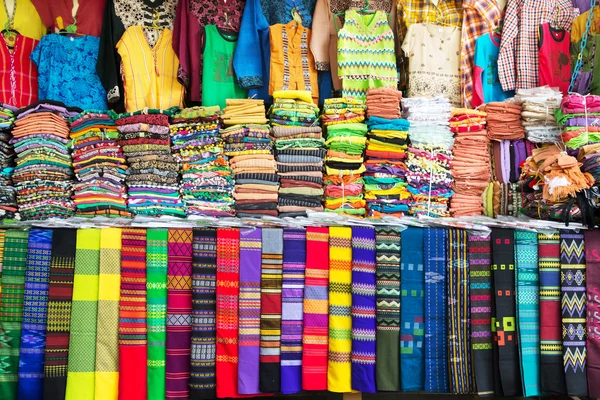 Πολύχρωμα Ρούχα Ένα Στάβλο Στη Μιανμάρ — Φωτογραφία Αρχείου