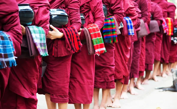 Черги буддійських ченців отримати їжу, М'янма — стокове фото