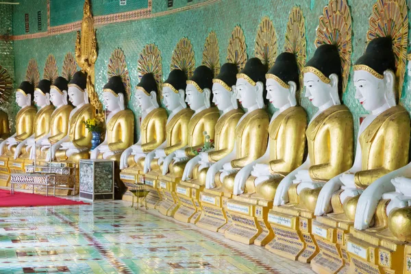 Rij van Boeddha's zitten in de tempel van Myanmar — Stockfoto