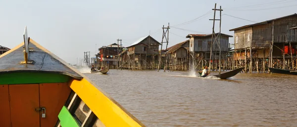 Lodě a domy na jezeře Inle, Myanmar — Stock fotografie