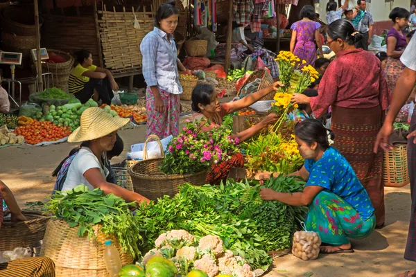 Farbexplosion auf dem asiatischen Markt, Myanmar Stockbild