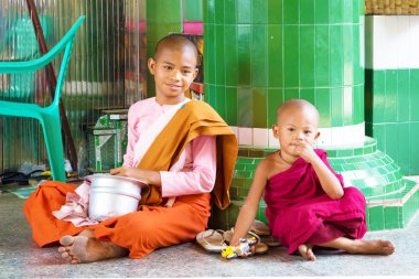 Budist rahipler, Myanmar giyinmiş iki çocuk