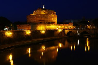 Rome, İtalya - 03 Ağustos 2014: Castel Sant'Angelo'ya gece Roma'da. Hadrian (Castel Sant'Angelo olarak da bilinir) ve gece Tiber Nehri'nin Türbesi.