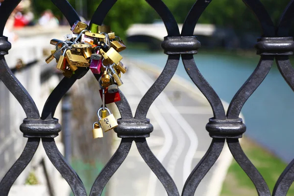 Cadeados de amantes em uma ponte de Roma — Fotografia de Stock