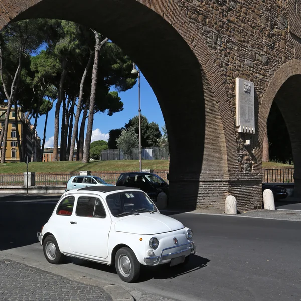 Old Fiat 500 in Rome — Stock Photo, Image