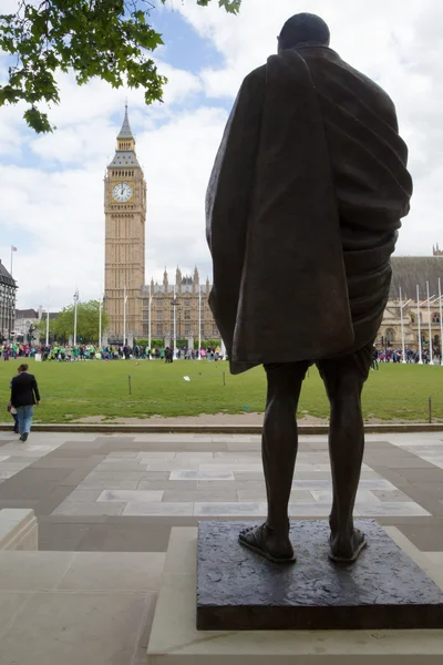 Estatua de Gandhi y Big Ben, Londres — Foto de Stock