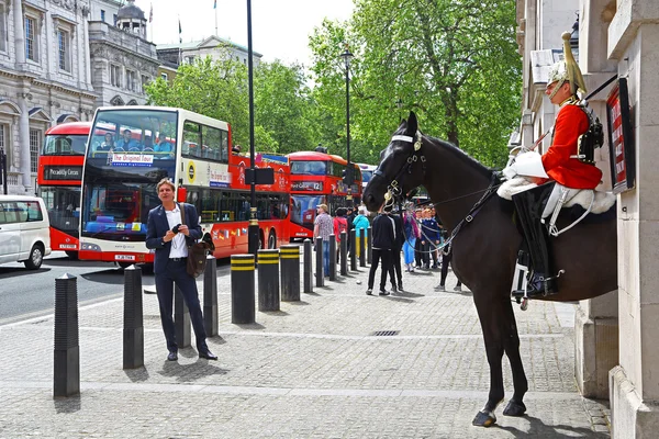 London Wielka Brytania Maja 2016 Horse Guard Turystów Londynie — Zdjęcie stockowe