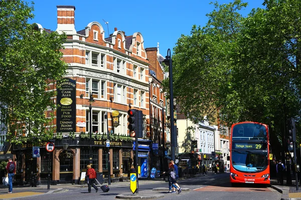 London, Büyük Britanya - 24 Mayıs 2016: hafif bahar günü Charing Cross Road, Londra