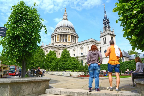 St. Pauls Kathedrale und Touristen — Stockfoto