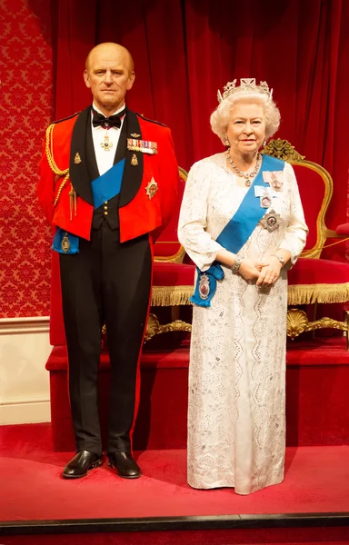 Queen Elisabeth II and Duke of Edinburgh, Madame Tussauds — Stock Photo, Image