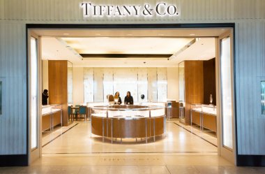 London, Büyük Britanya - Haziran 2016: Tiffany ve Co Mağazası Heathrow havaalanında, Londra. Tiffany ve Co giriş Heathrow havaalanında saklayın. Bazı insanlar içinde görülebilir.