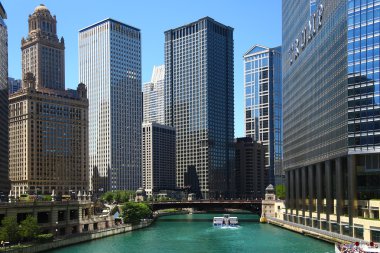 Chicago. Illinois, Amerika Birleşik Devletleri - 21 Haziran 2016: Chicago görünümüyle, nehir. Ofis binaları Chicago Nehri yakınında. At doğru Trump tower görünür bir parçasıdır.