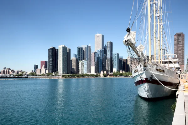 ネイビー ピアからシカゴ イリノイ州 アメリカ合衆国 2016 シカゴの街並み ネイビー ピアからの街並み 観光クルーズのヨットは 桟橋に係留です — ストック写真