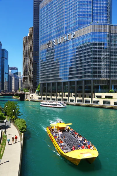 シカゴ川の観光客のためのシカゴ イリノイ州 アメリカ合衆国 2016 クルーズ 市街を抜けてシカゴ川の観光船の帆します バック グラウンドのトランプ タワーで — ストック写真