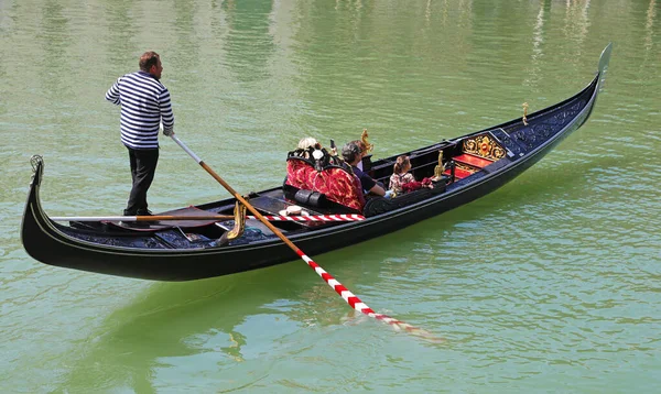 Venezia Maggio 2021 Gondoliere Turisti Venezia — Foto Stock