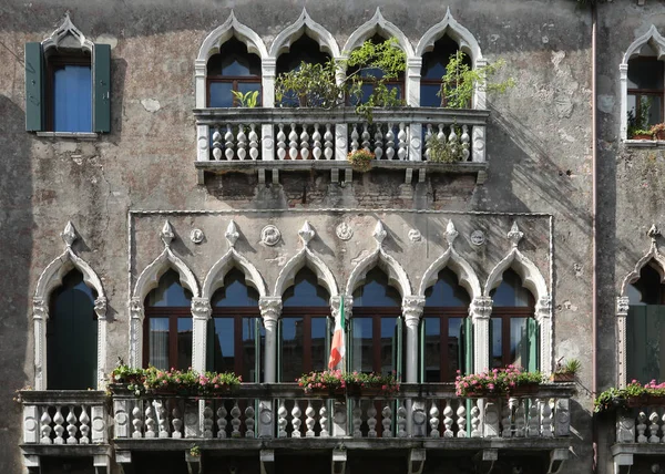 Venise Italie Mai 2021 Fenêtres Vénitiennes Typiques Sur Ancien Bâtiment — Photo
