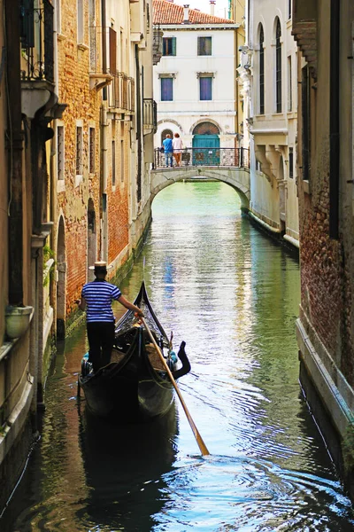 Venetië Italië Mei 2021 Venetiaanse Gondel Een Smal Kanaal — Stockfoto