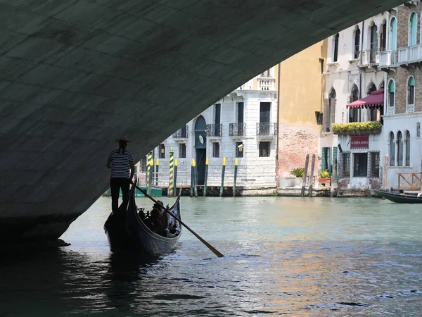Venetië Italië Juni 2021 Gondel Onder Rialtobrug Venetië — Stockfoto