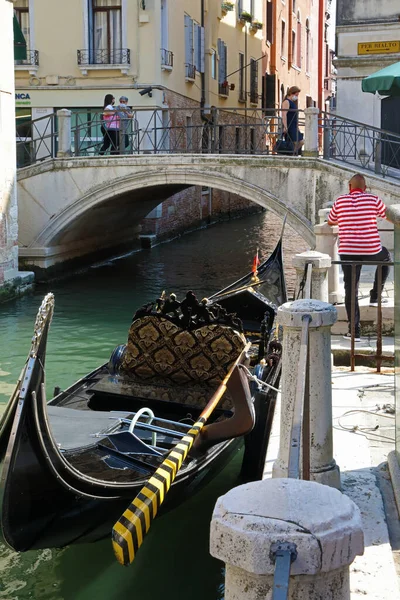 Venecia Italia Junio 2021 Gondolier Espera Por Los Turistas Venecia — Foto de Stock