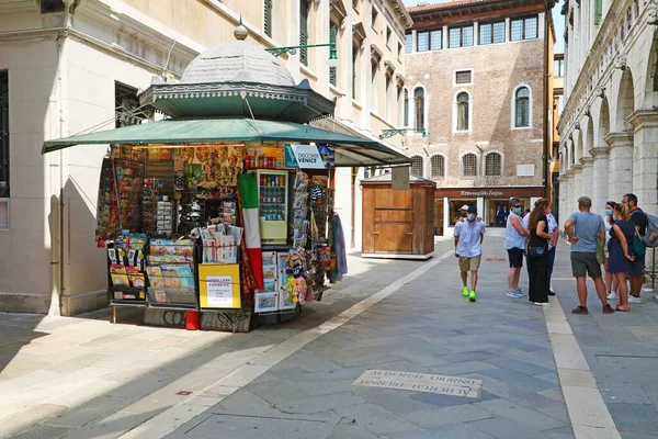 ヴェネツィア イタリア 2021年6月16日 イタリアのヴェネツィアの古いニューススタンド — ストック写真