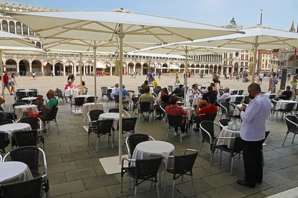 2021年6月16日 意大利威尼斯 威尼斯圣马可广场一家酒吧的户外餐桌 — 图库照片