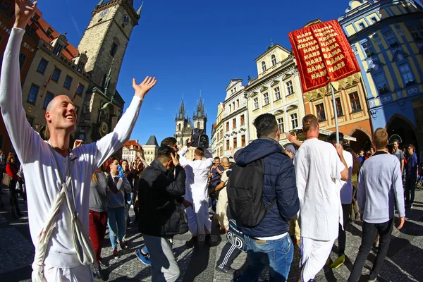 Hare Krisnas dansant dans le centre de Prague Image En Vente
