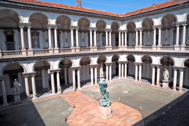 Pinacoteca di Brera iç avlusu
