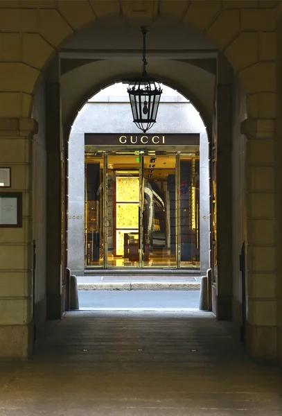 Gucci у фірмовому бутіку Віа Монте Napoleone, Мілан — стокове фото